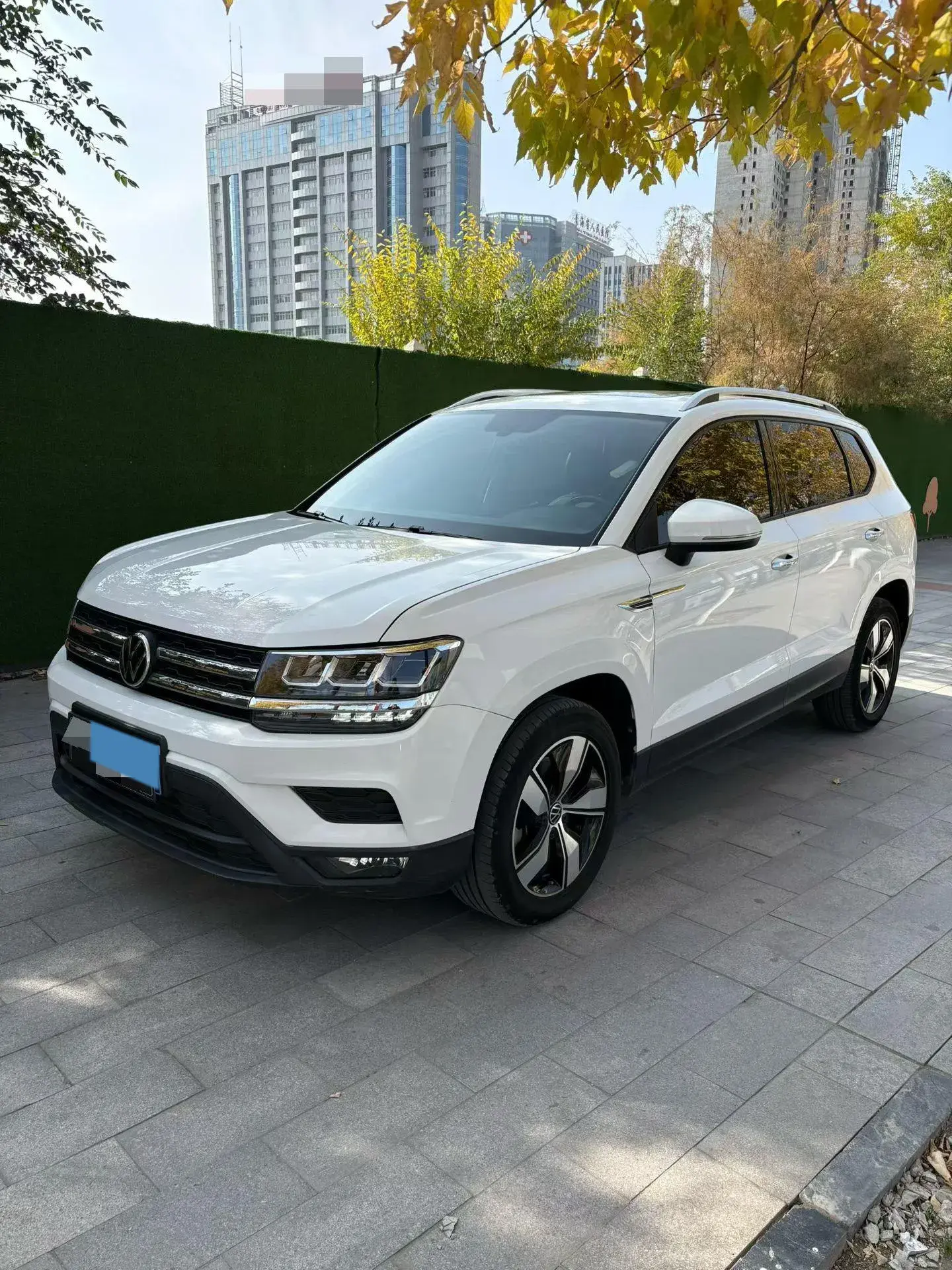 2021 VOLKSWAGEN THARU view 1