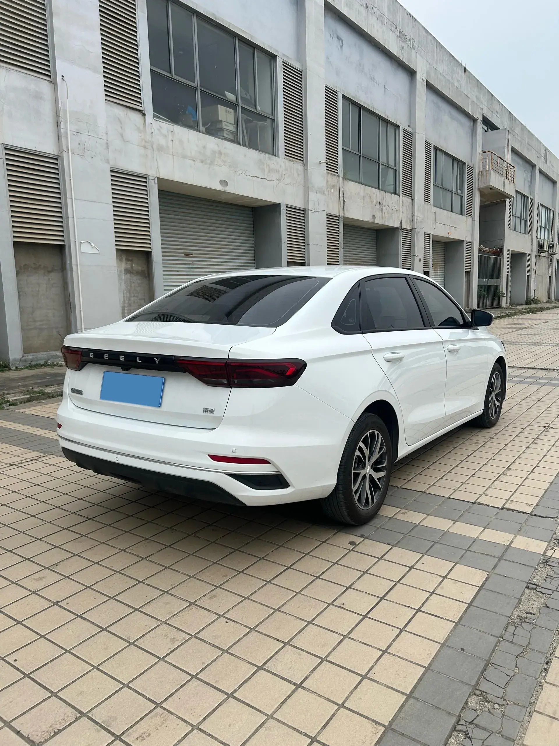 2025 GEELY EMGRAND thumbnail 4