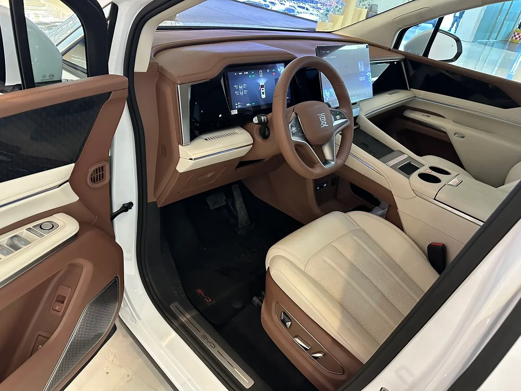 2025 BYD XIA thumbnail 4