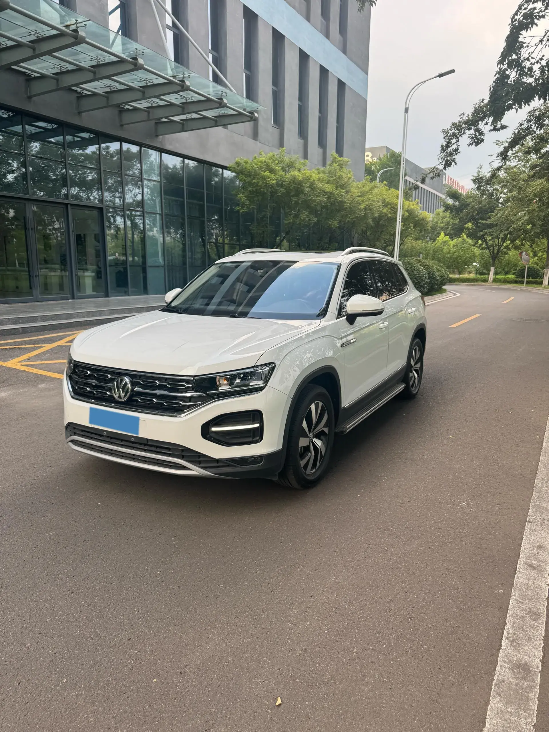 2020 VOLKSWAGEN TAYRON view 1