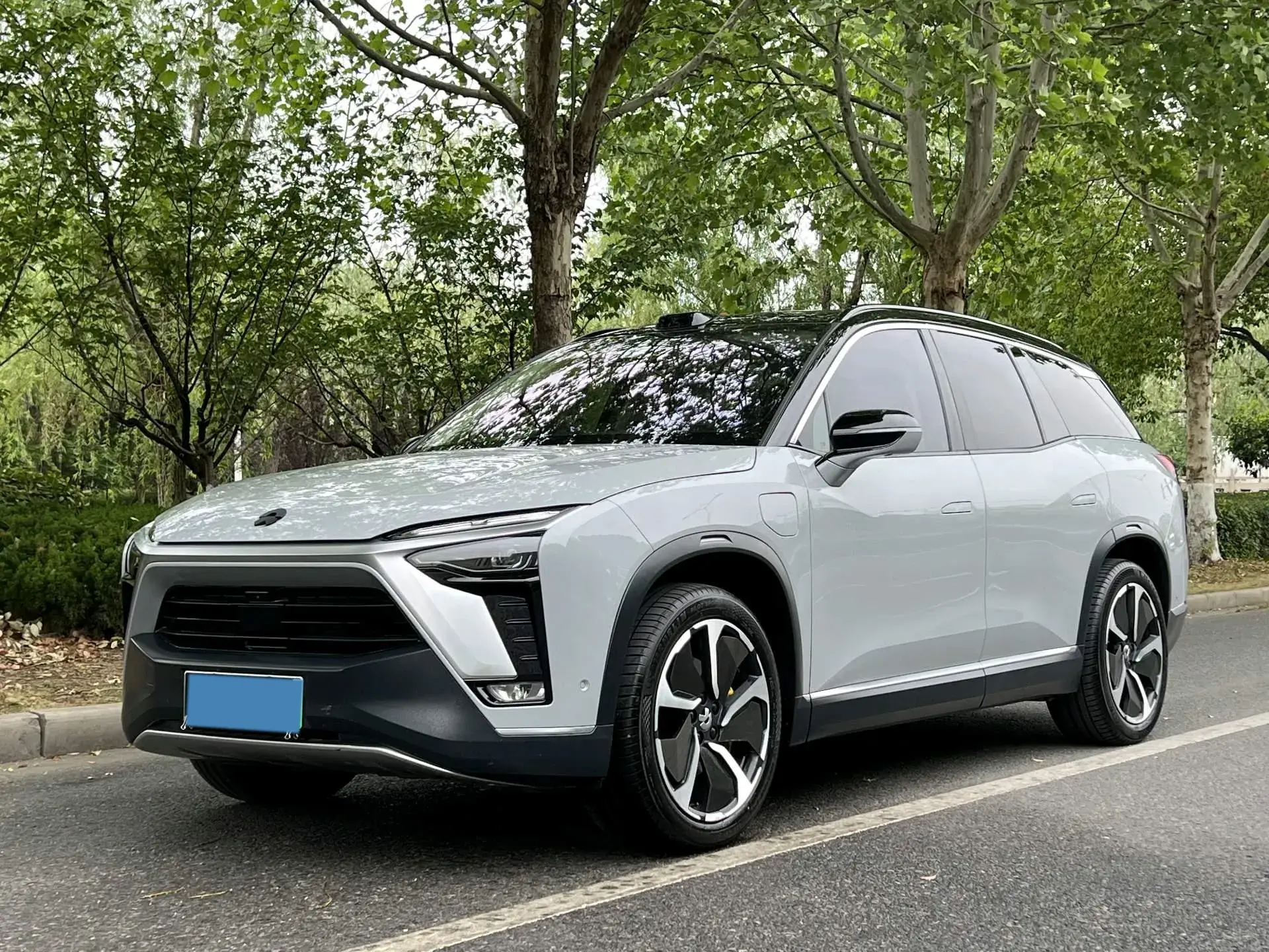 2020 NIO ES8 view 1