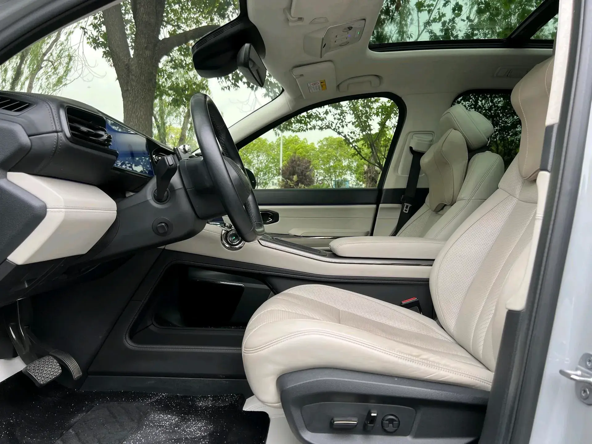 2020 NIO ES8 thumbnail 3