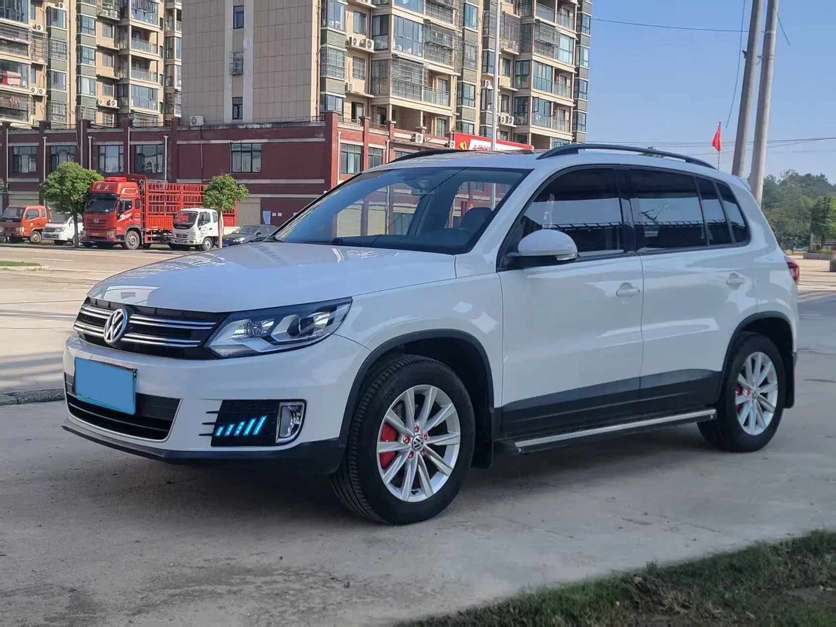 2017 VOLKSWAGEN TIGUAN view 1