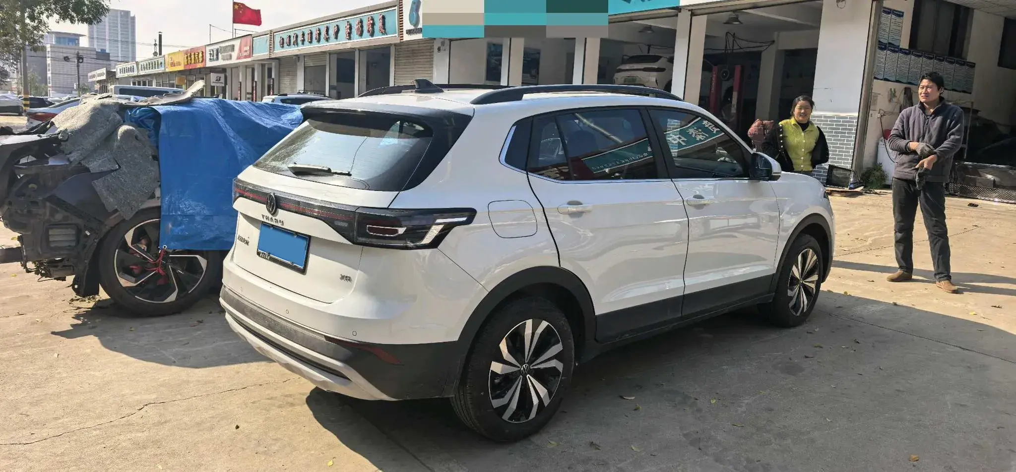 2023 VOLKSWAGEN THARU thumbnail 3