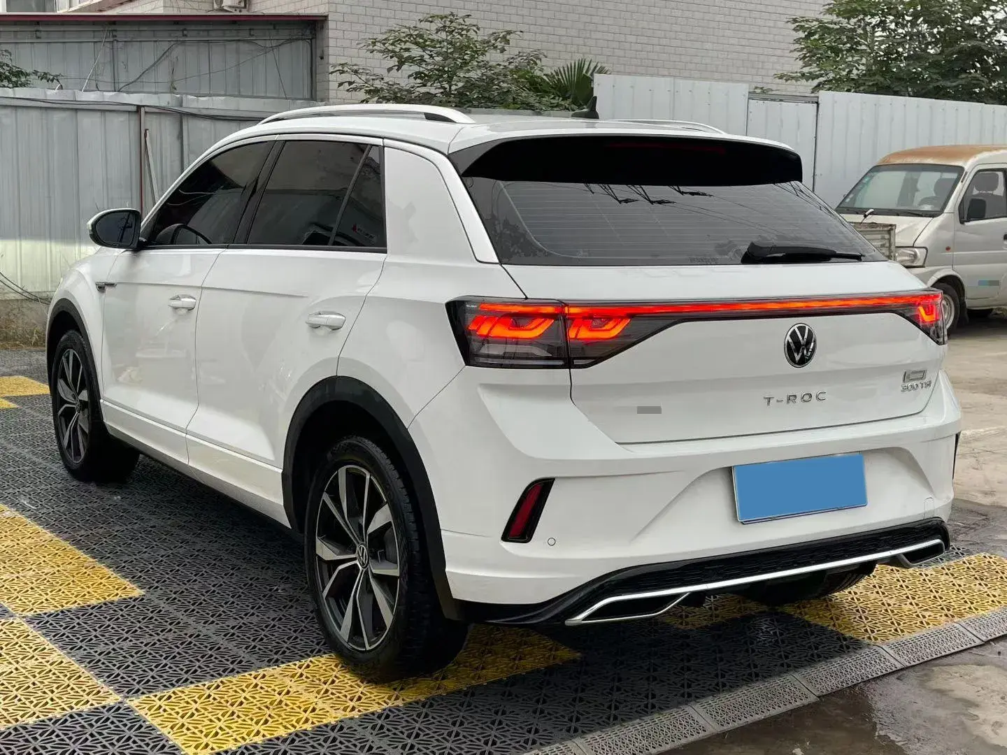 2022 VOLKSWAGEN T-ROC thumbnail 4