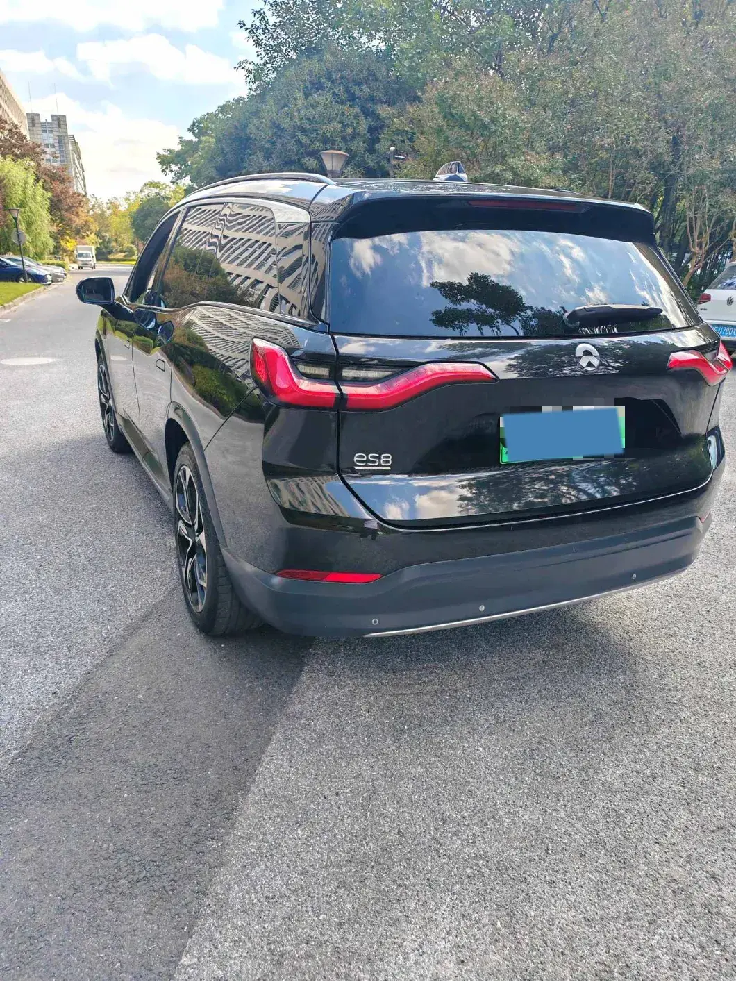 2018 NIO ES8 thumbnail 3