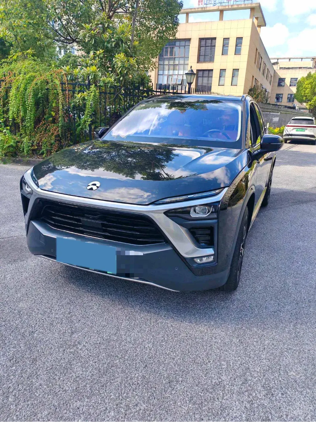 2018 NIO ES8 view 1