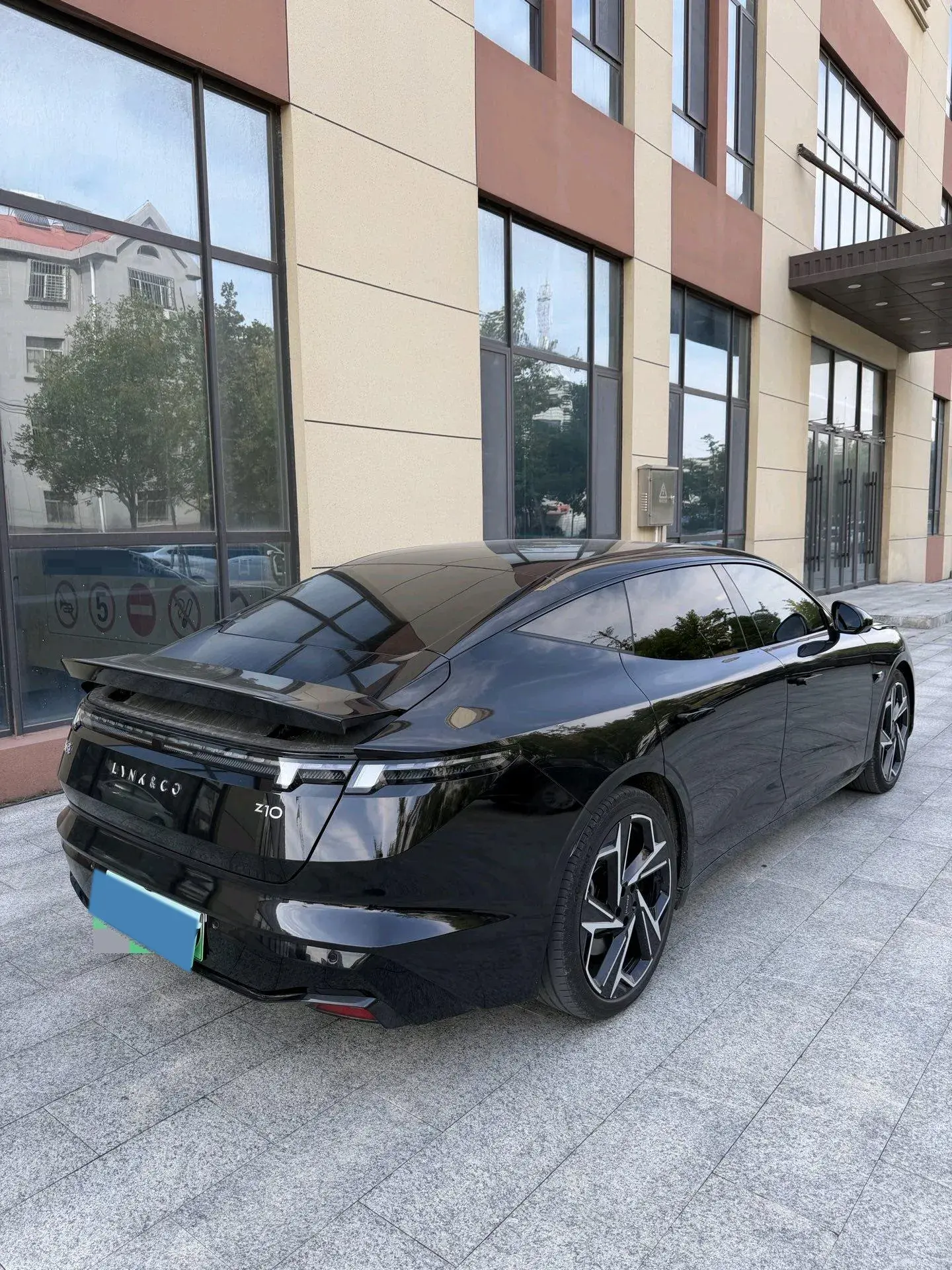 2025 LYNK&CO Z10 thumbnail 4