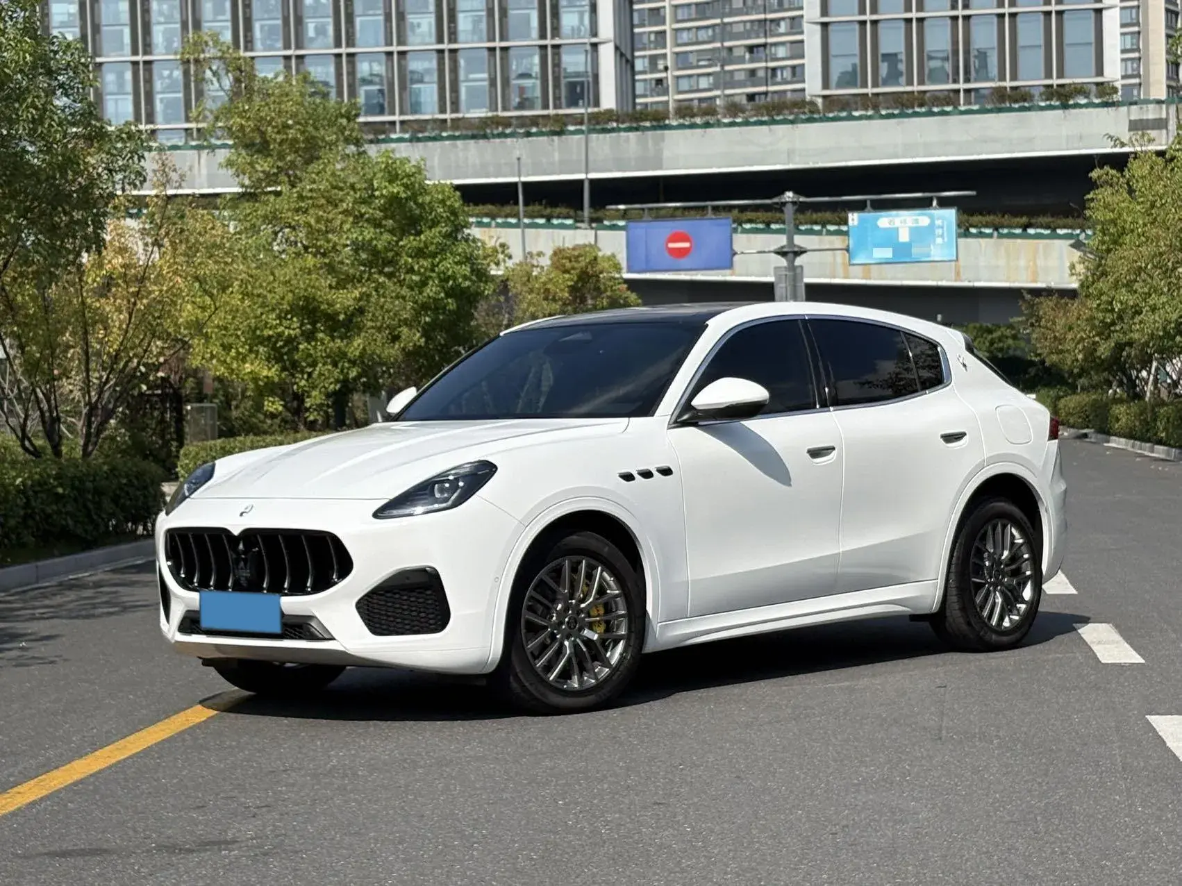 2022 MASERATI LEVANTE view 1