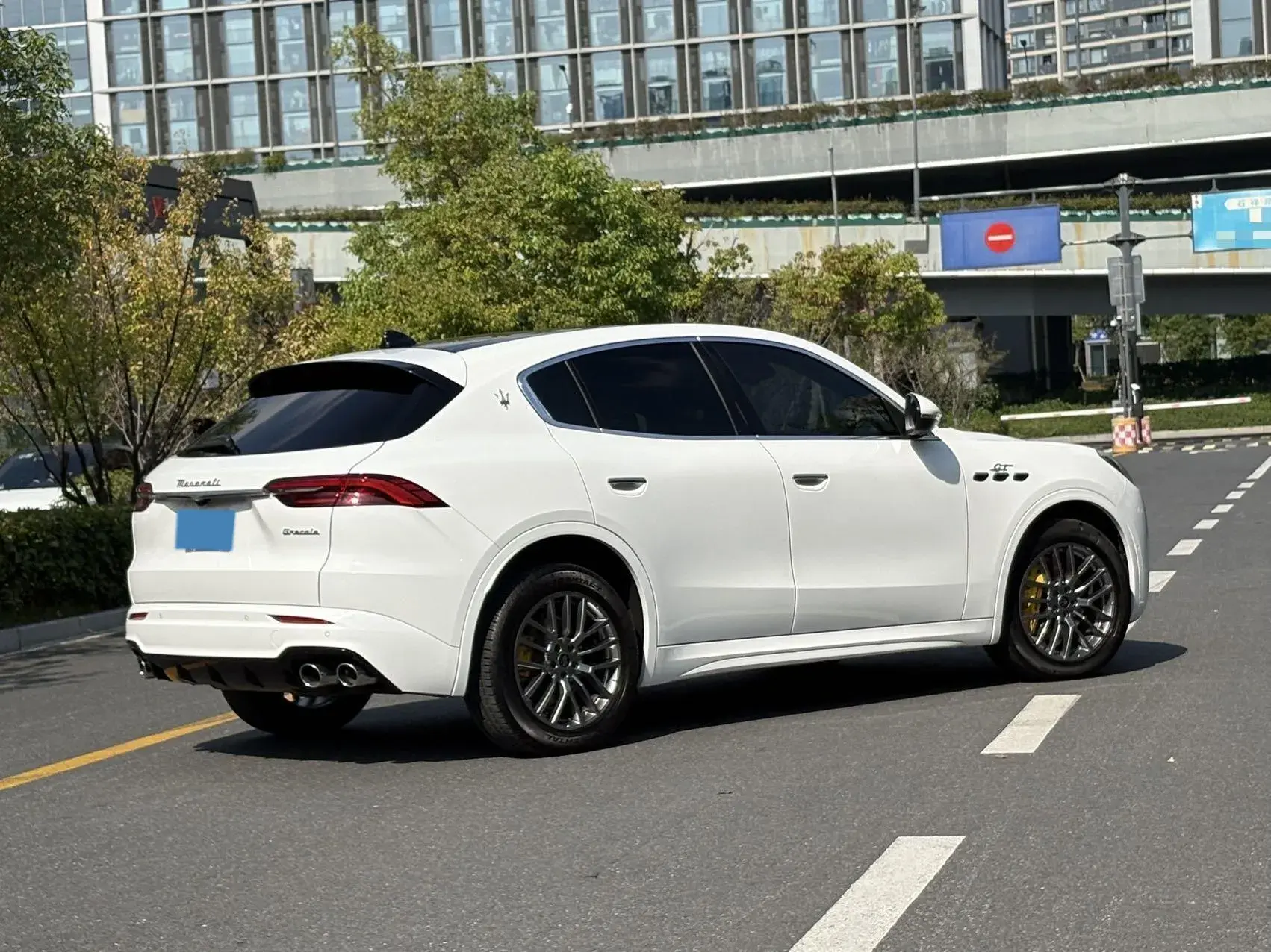 2022 MASERATI LEVANTE thumbnail 3
