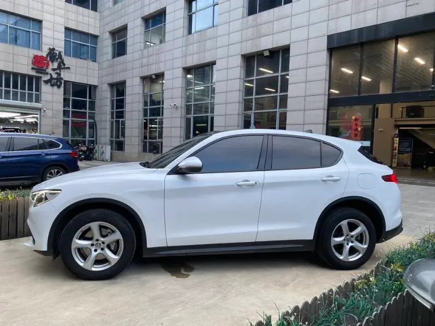 2017 ALFA ROMEO thumbnail 3