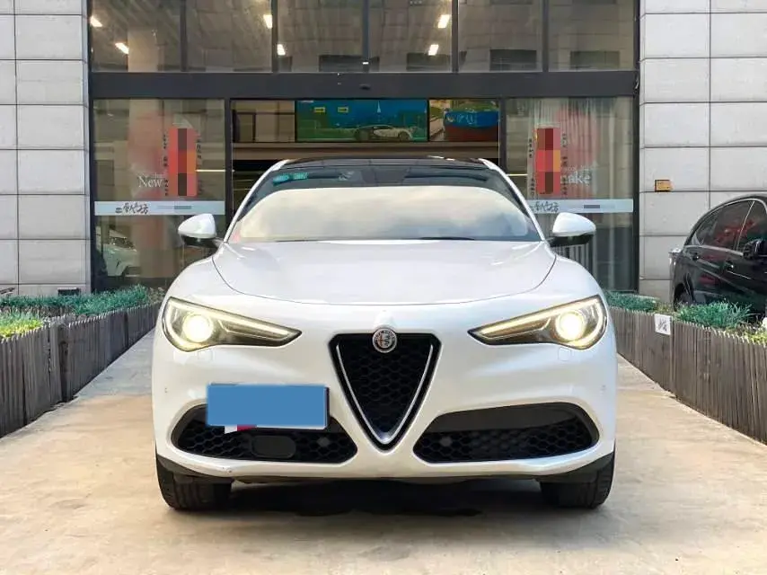 2017 ALFA ROMEO thumbnail 2
