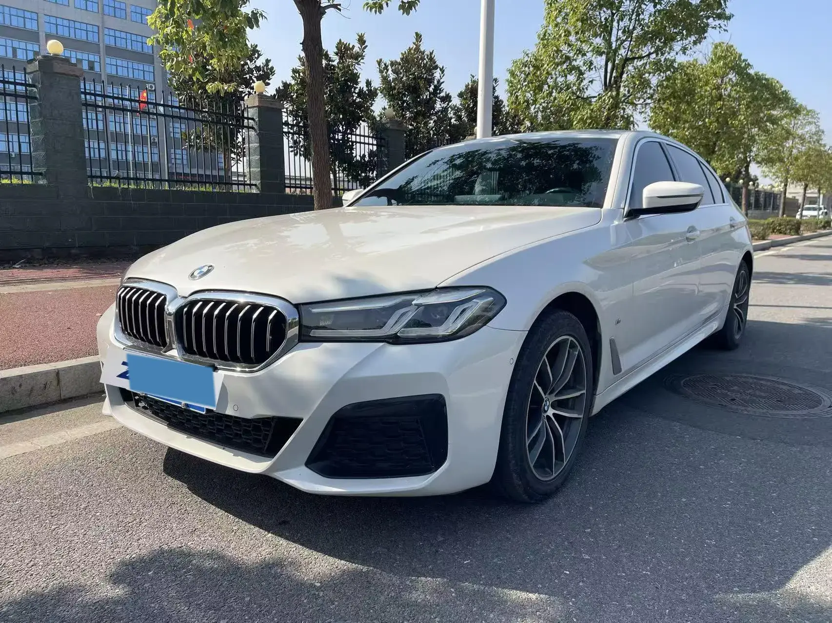 2021 BMW 5 view 1