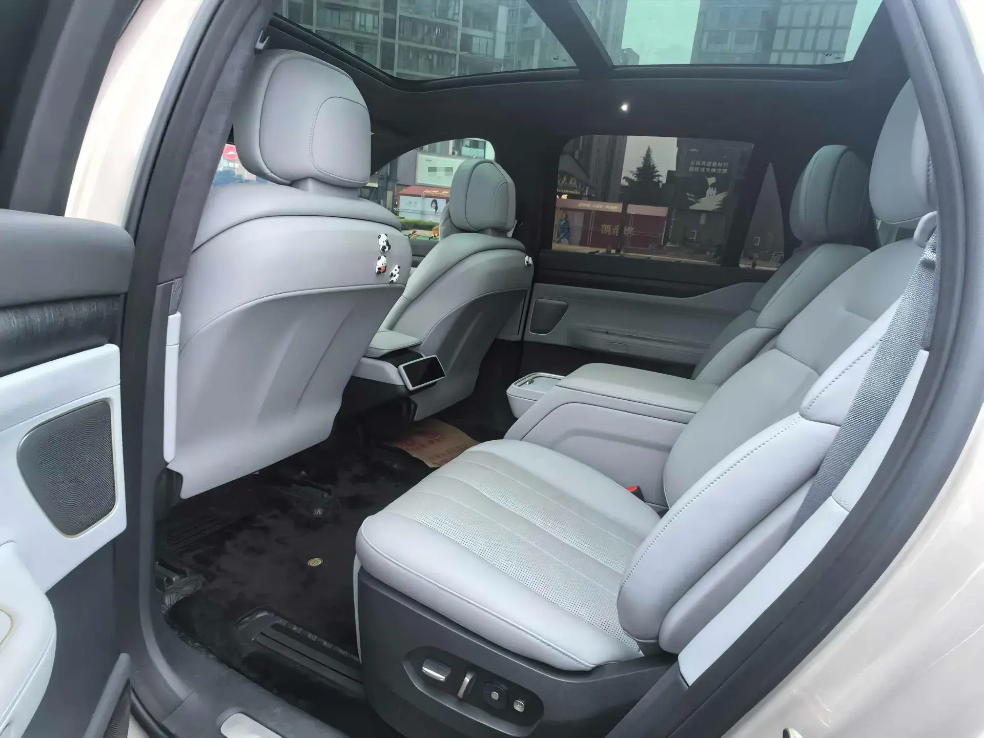 2023 NIO ES8 thumbnail 4