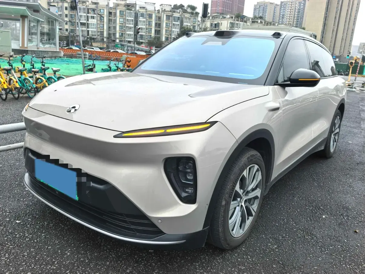 2023 NIO ES8 view 1