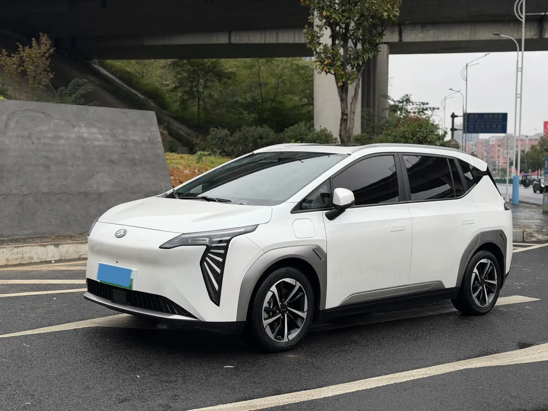 2023 AION Y view 1