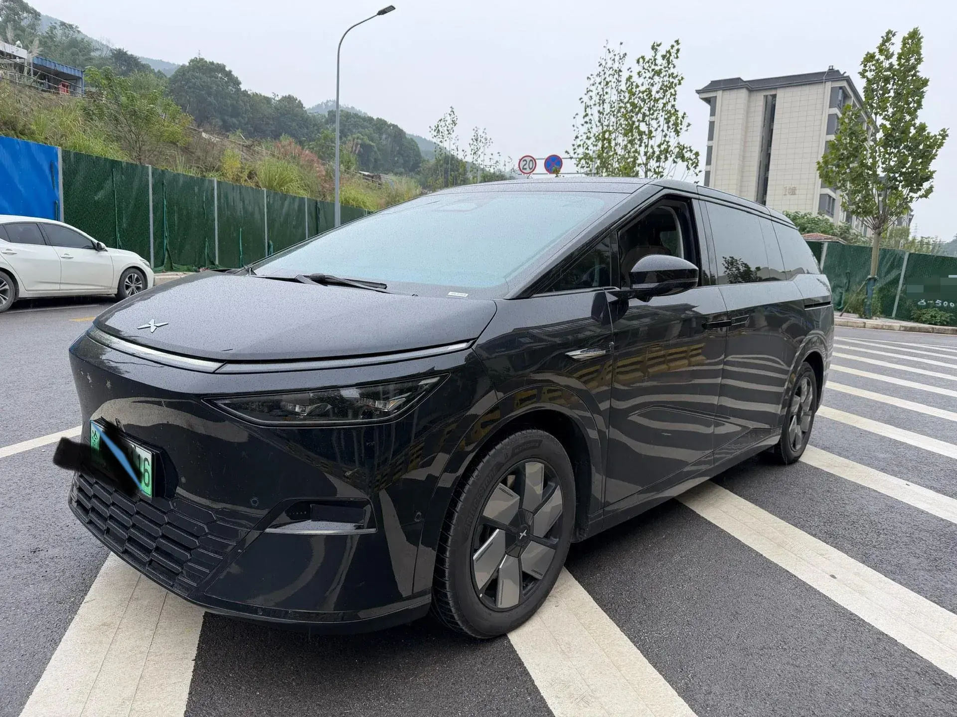 2024 XPENG X9 view 1