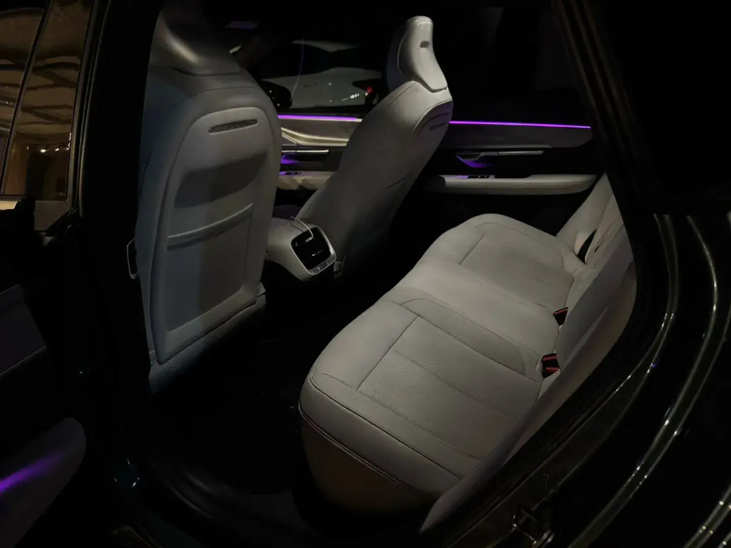 2023 XPENG P7 thumbnail 3