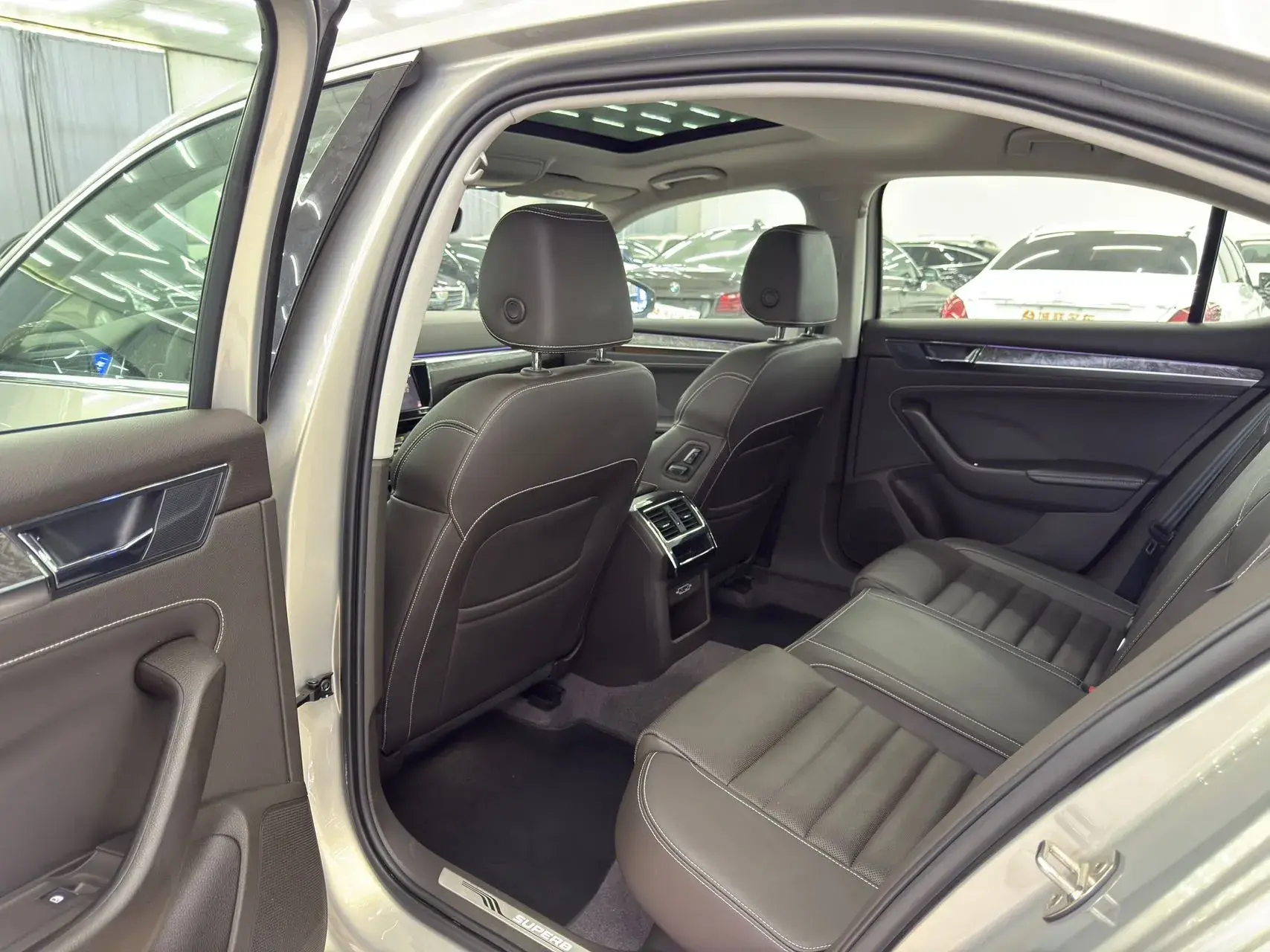 2019 SKODA SUPERB thumbnail 2