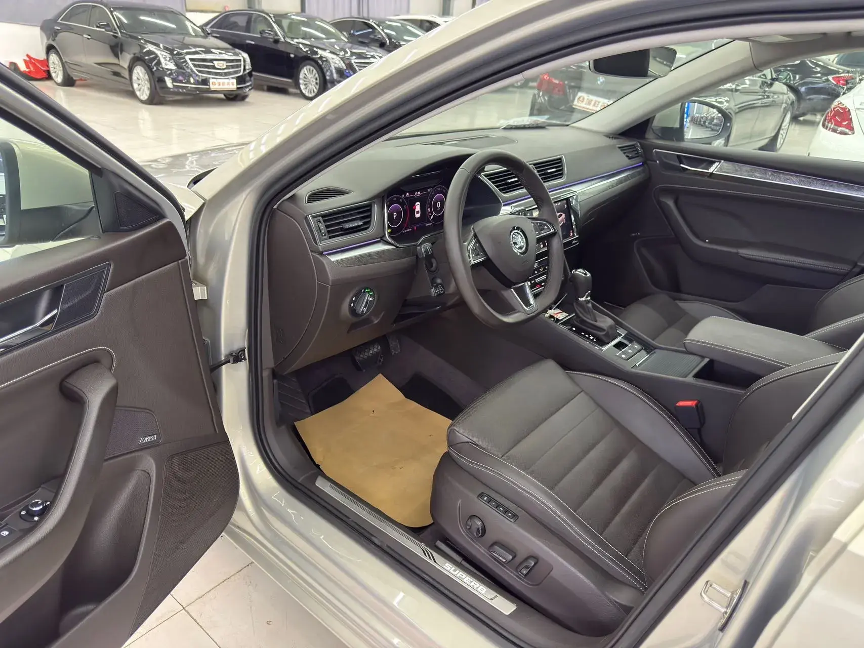 2019 SKODA SUPERB thumbnail 4