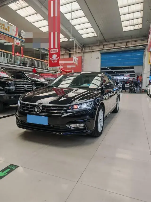 2017 VOLKSWAGEN PASSAT view 1