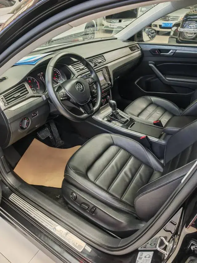 2017 VOLKSWAGEN PASSAT thumbnail 4