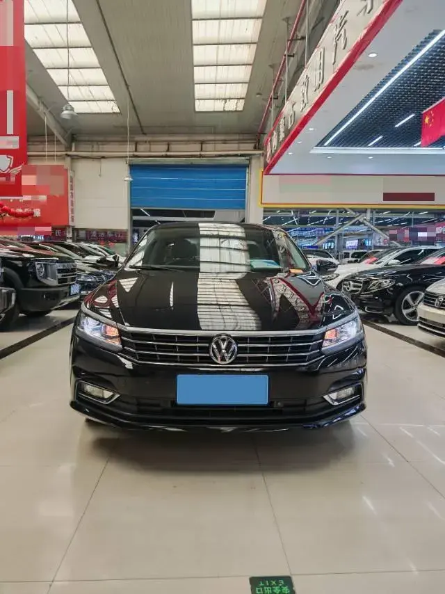 2017 VOLKSWAGEN PASSAT thumbnail 2