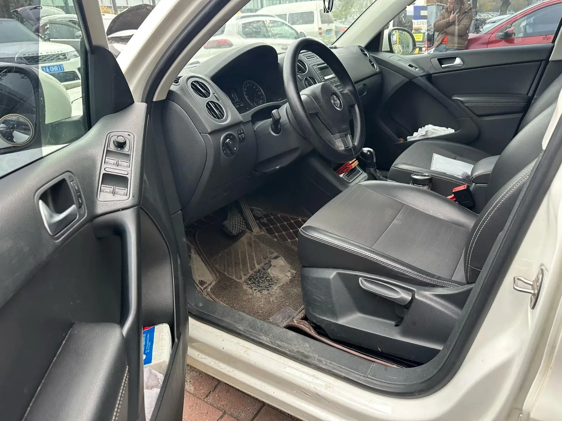 2017 VOLKSWAGEN TIGUAN thumbnail 4