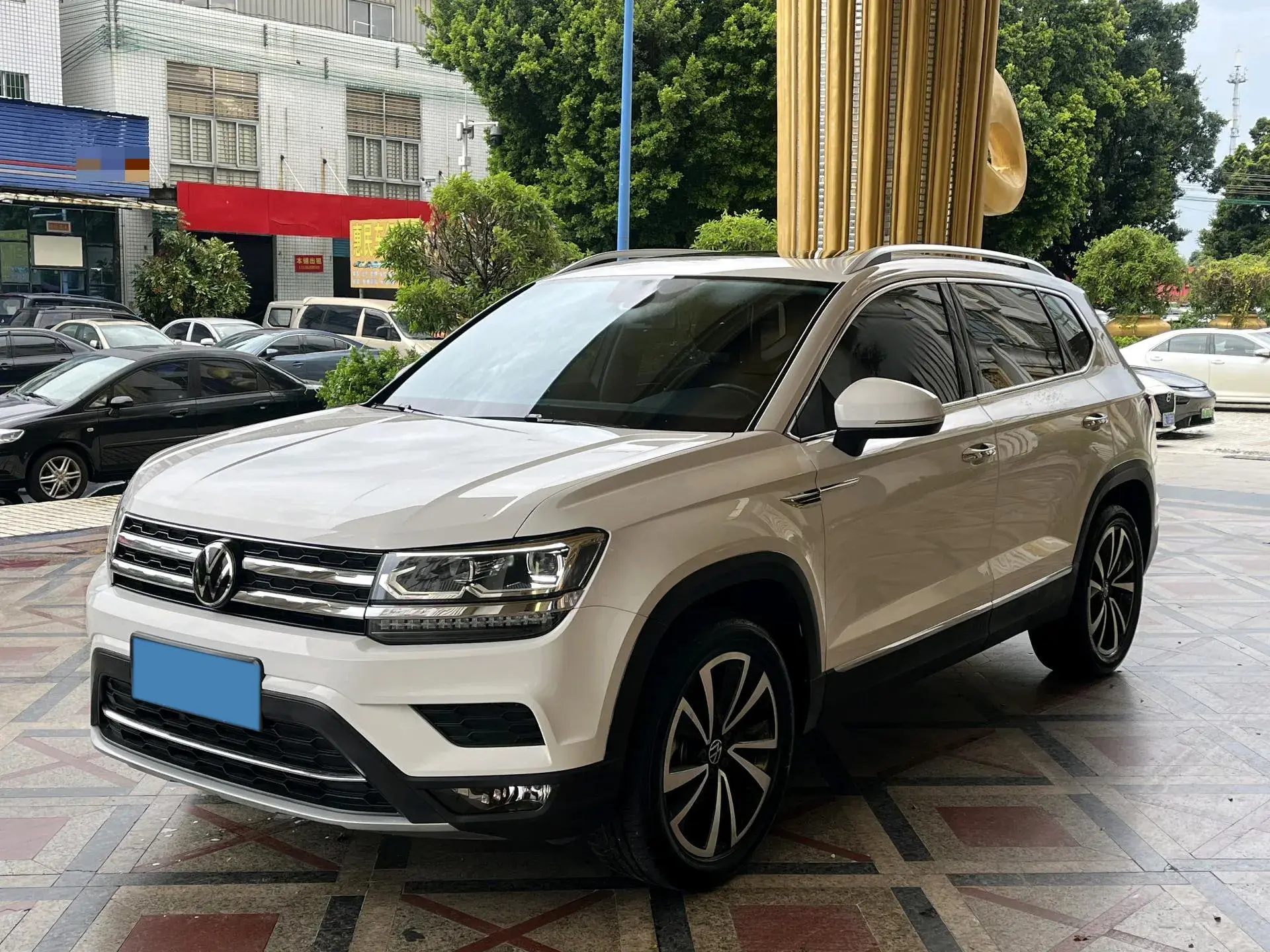 2021 VOLKSWAGEN THARU view 1