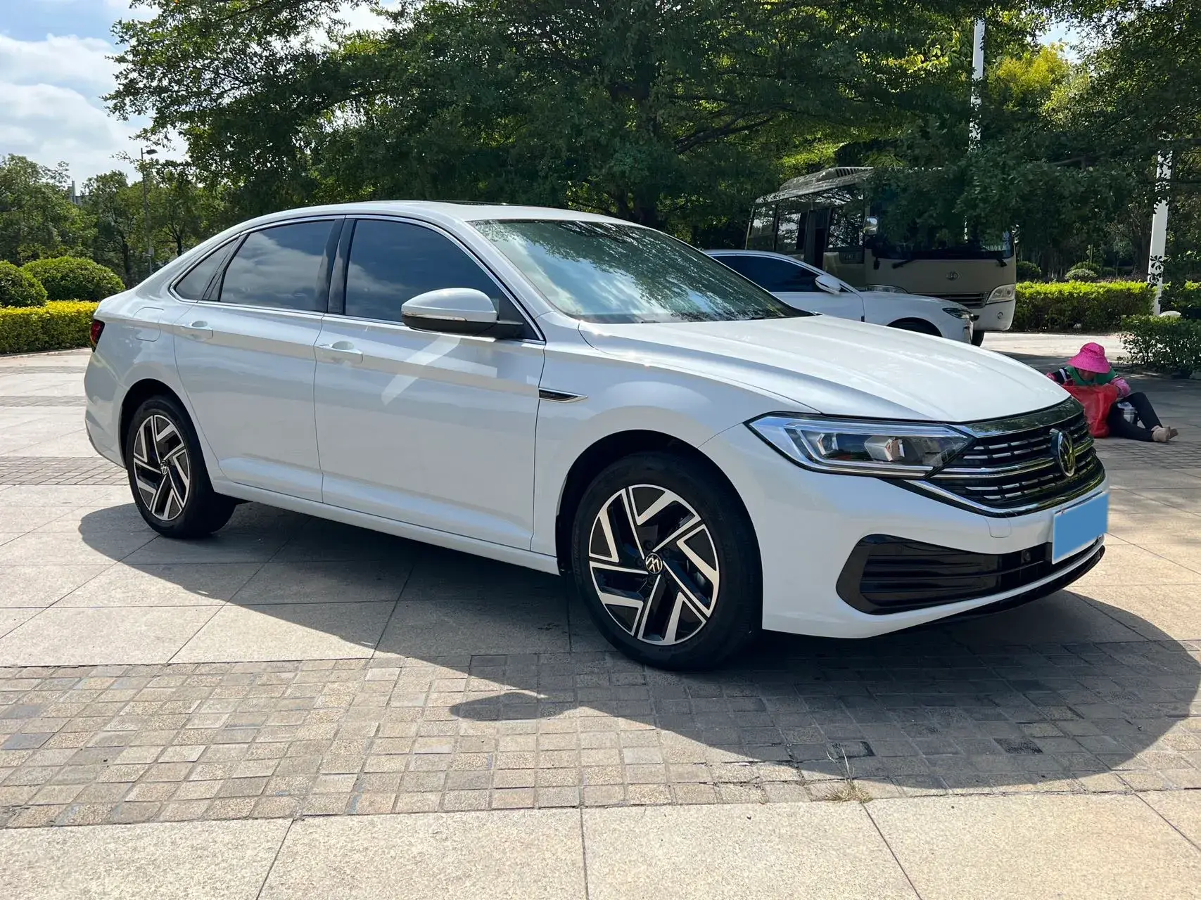 2025 VOLKSWAGEN SAGITAR thumbnail 3