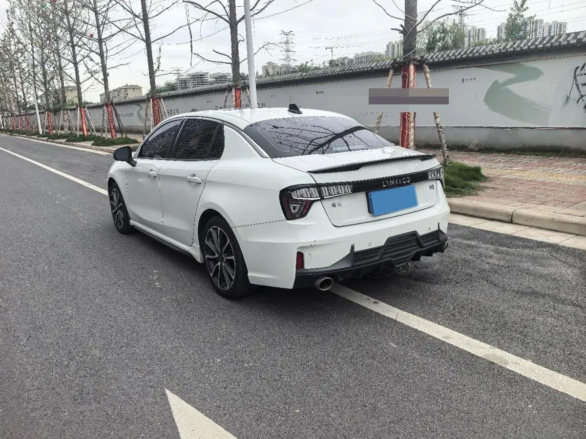 2019 LYNK&CO 03 thumbnail 4