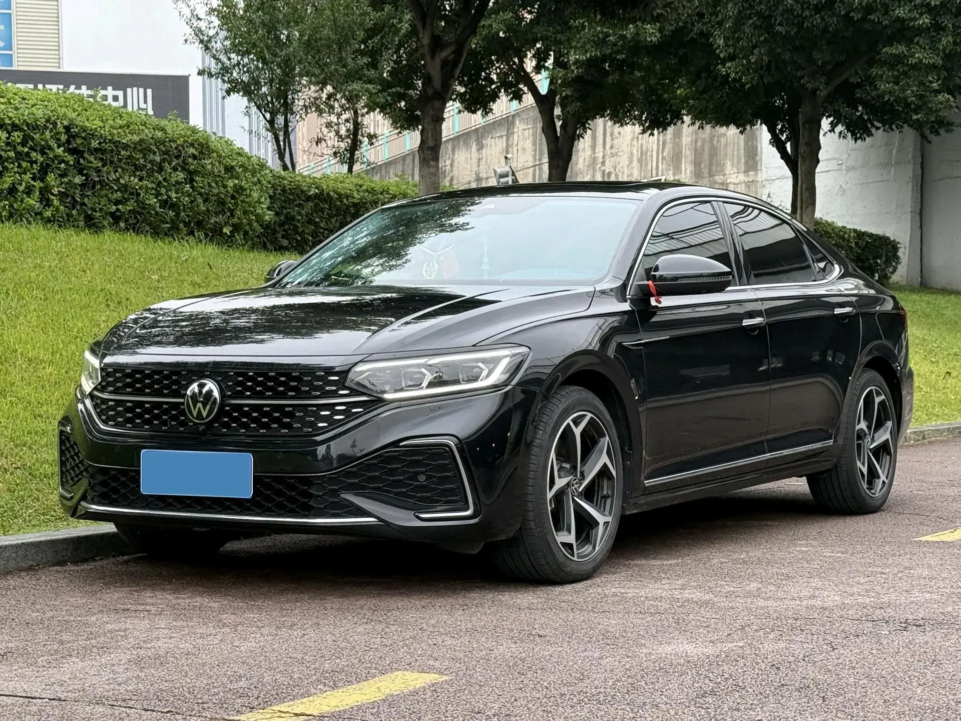 2023 VOLKSWAGEN PASSAT view 1