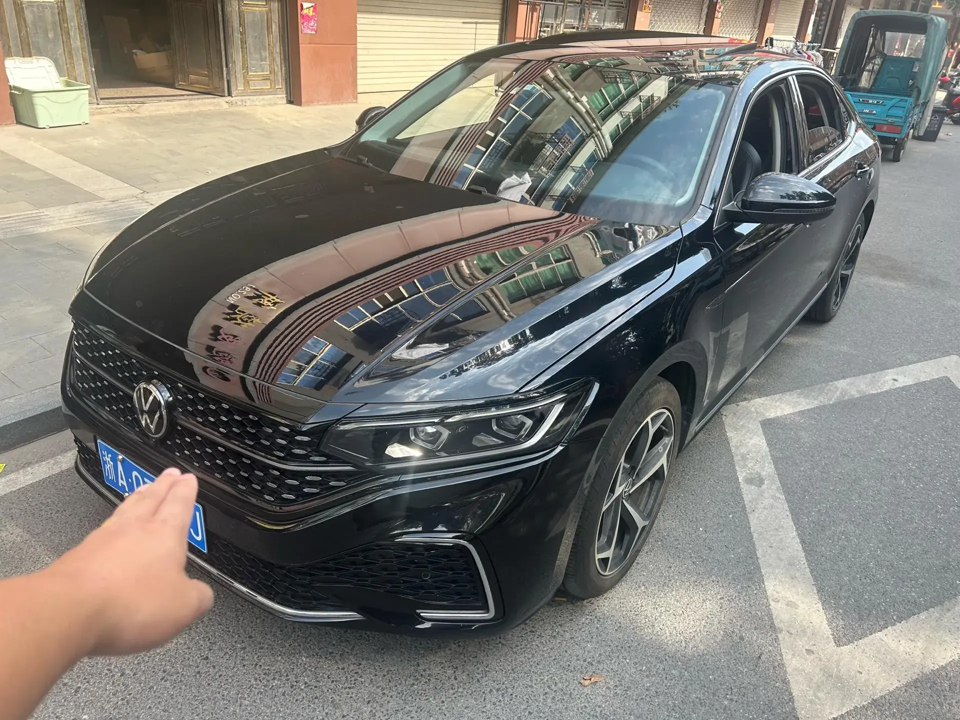 2023 VOLKSWAGEN PASSAT view 1