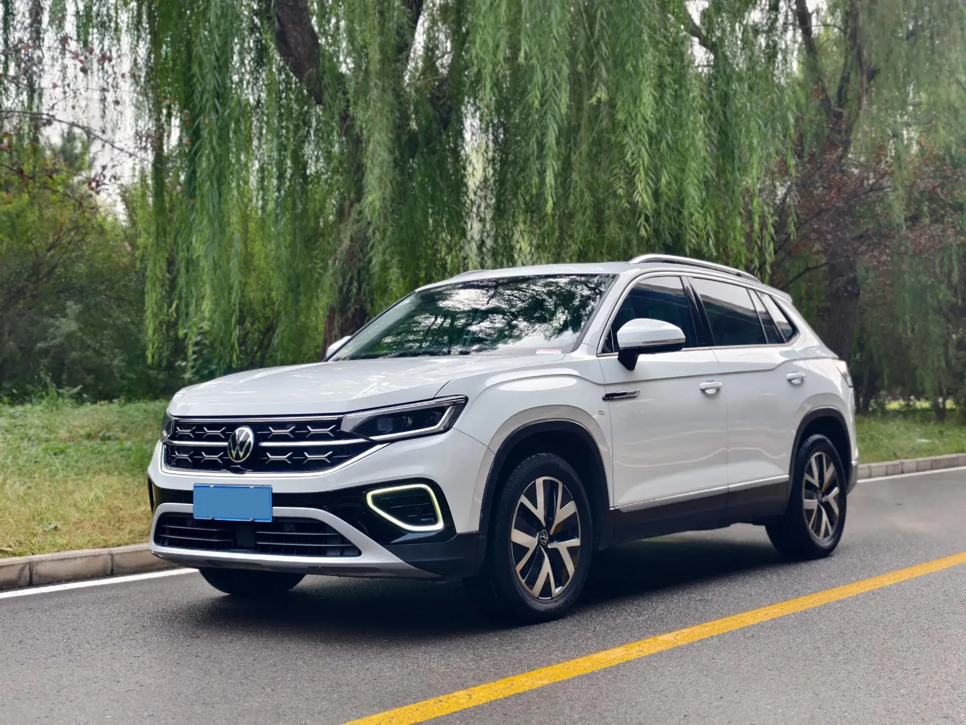 2023 VOLKSWAGEN TAYRON view 1