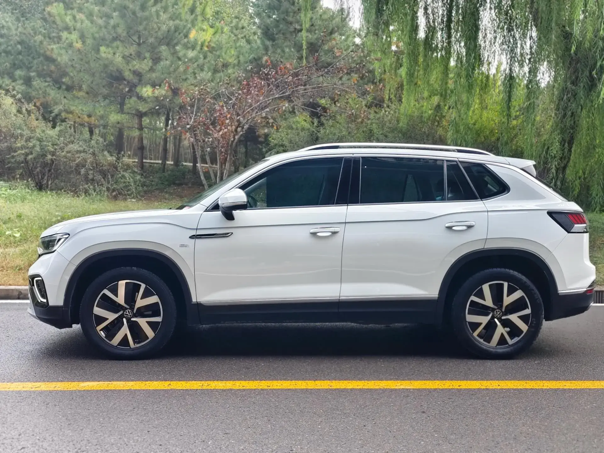 2023 VOLKSWAGEN TAYRON thumbnail 3