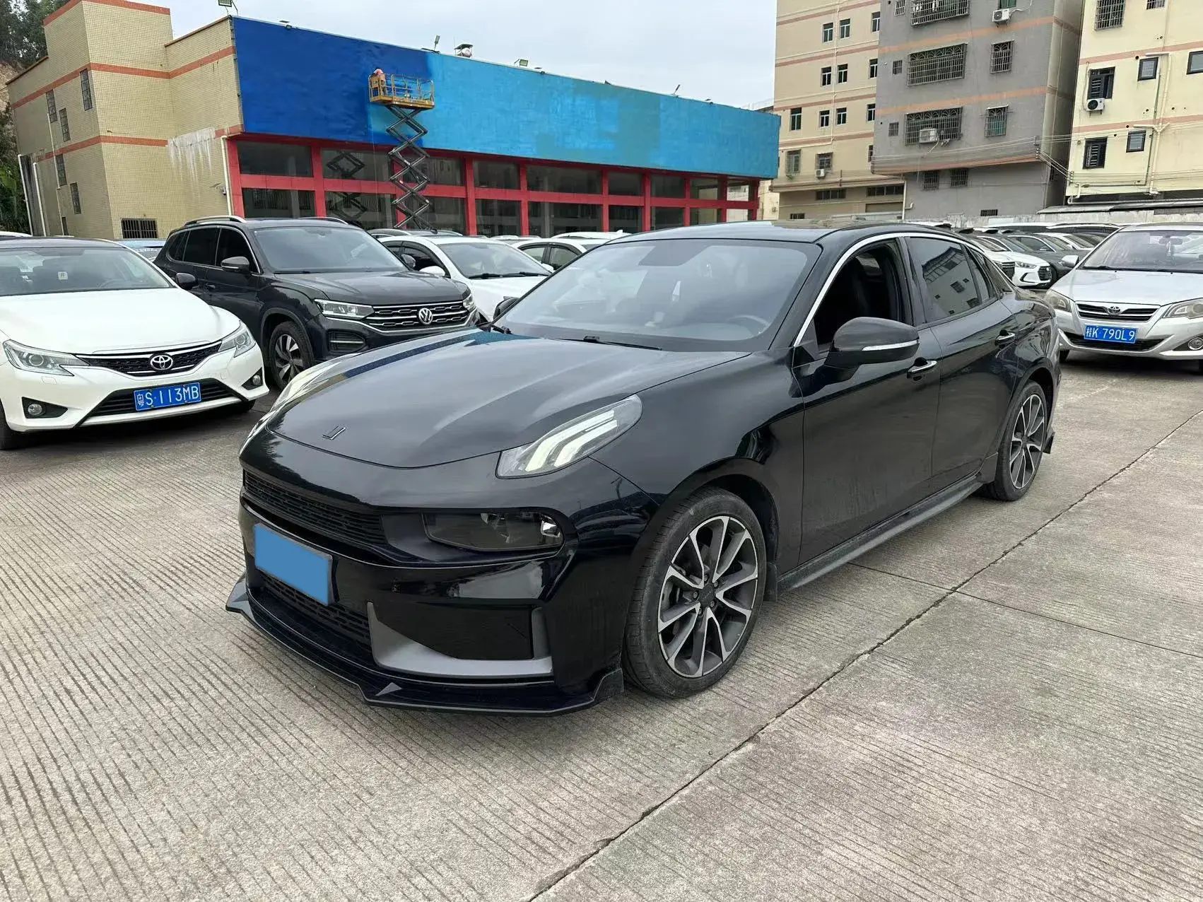 2019 LYNK&CO 03 view 1