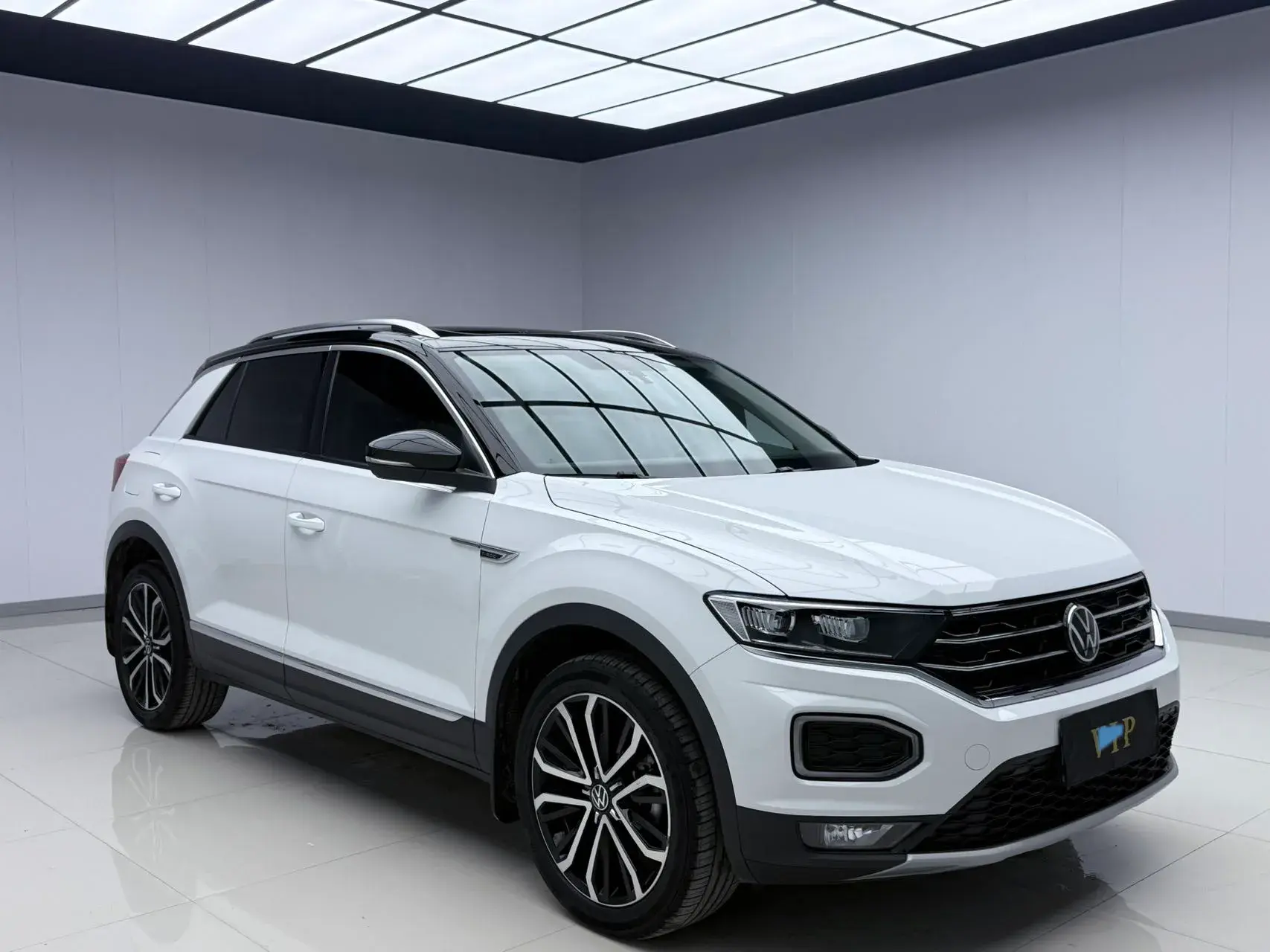 2021 VOLKSWAGEN T-ROC thumbnail 3