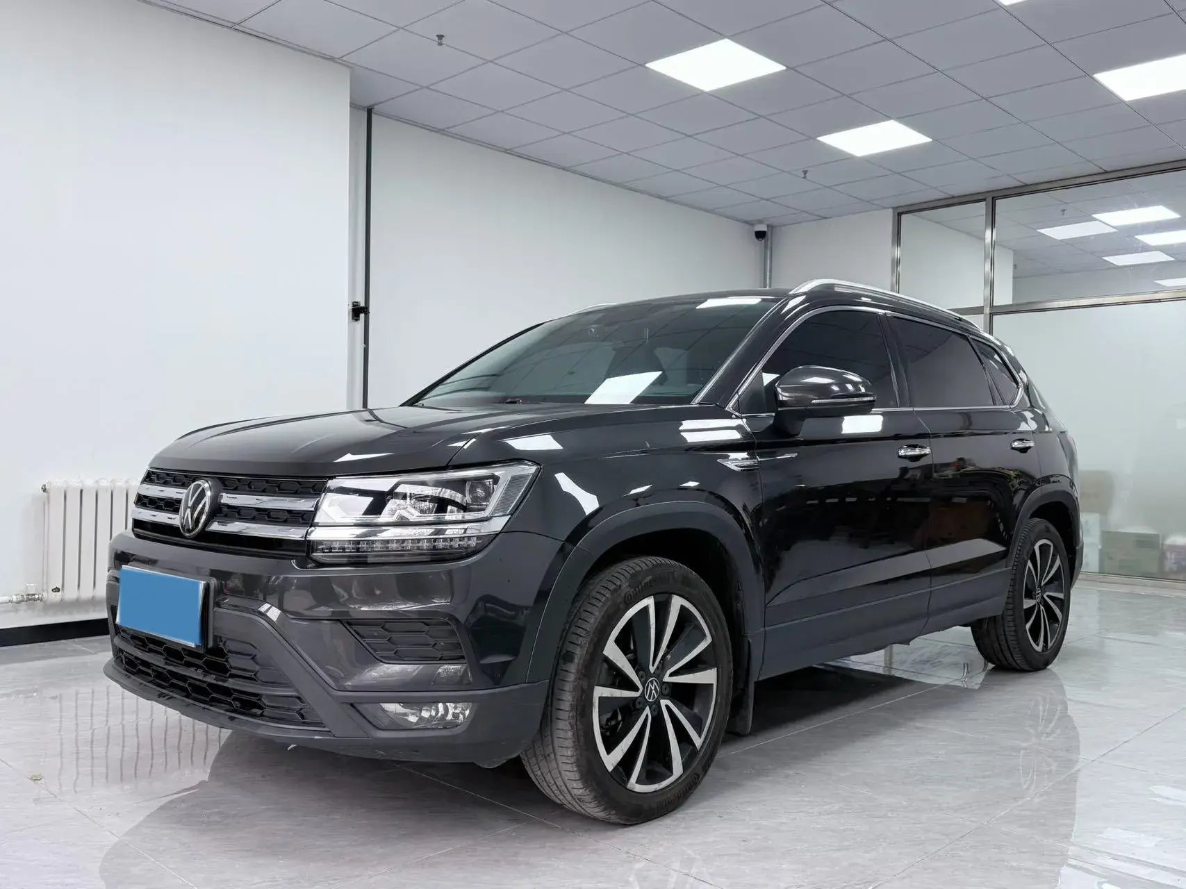 2021 VOLKSWAGEN THARU view 1