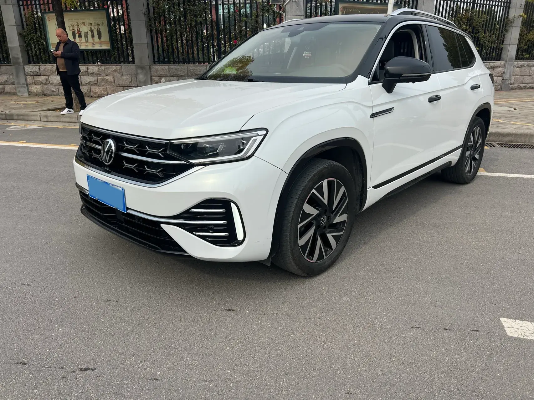 2024 VOLKSWAGEN TAYRON view 1