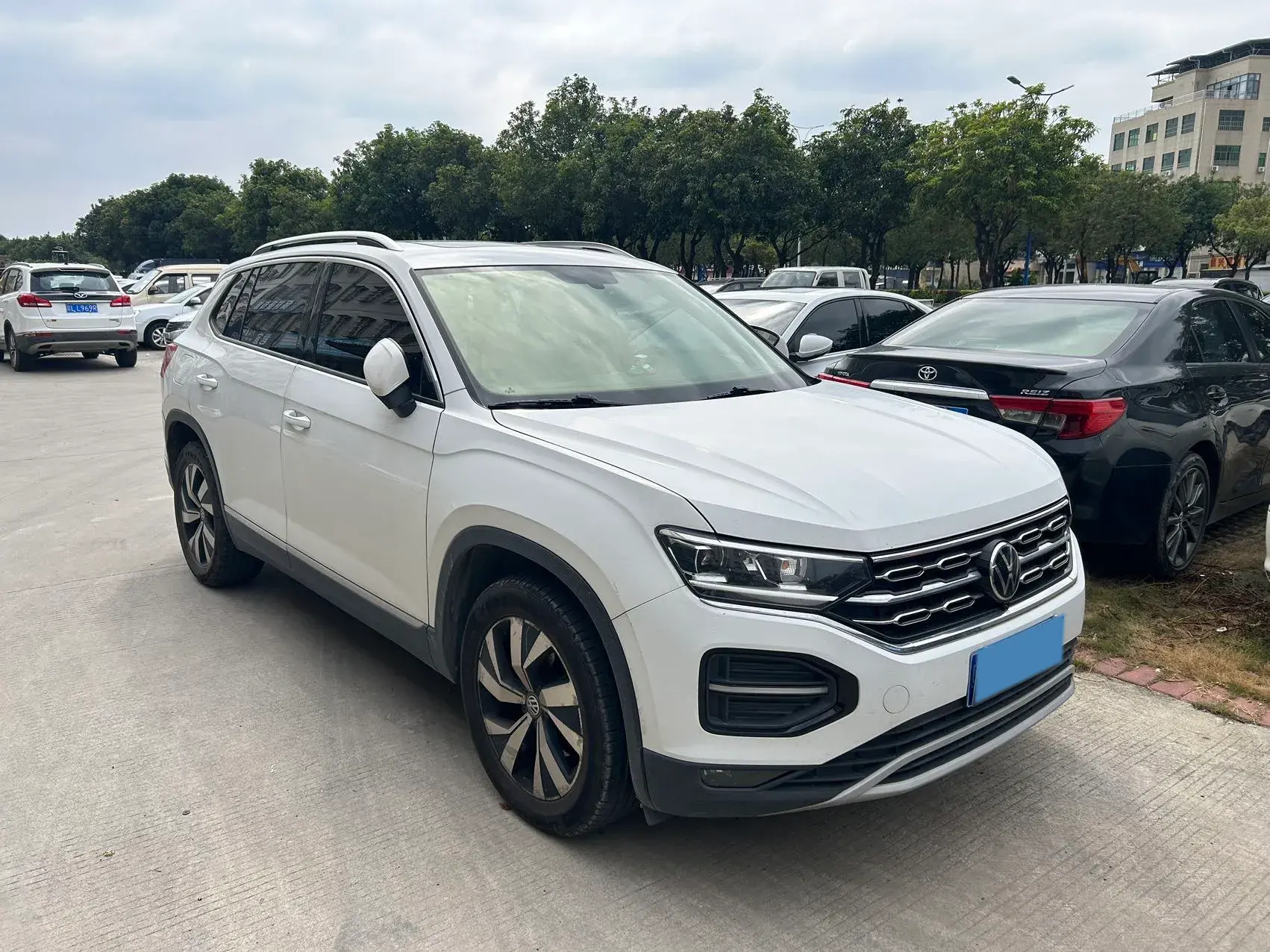 2019 VOLKSWAGEN TAYRON thumbnail 3