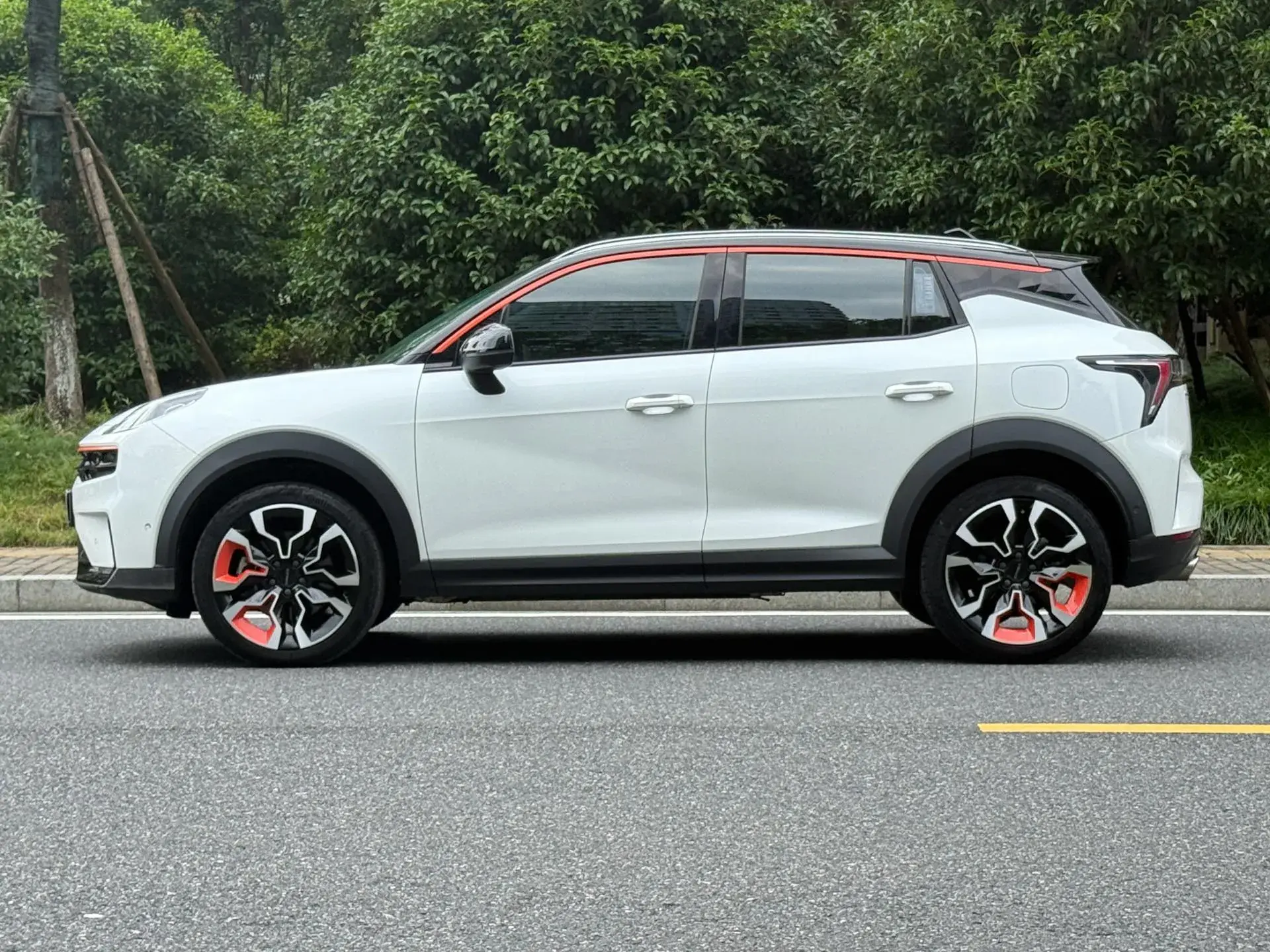 2020 LYNK&CO 06 thumbnail 4