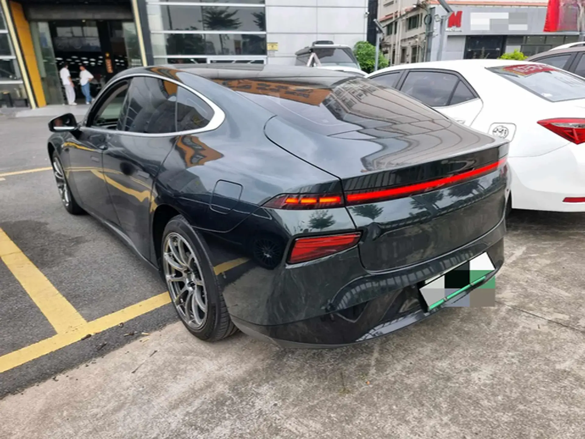 2020 XPENG P7 thumbnail 3