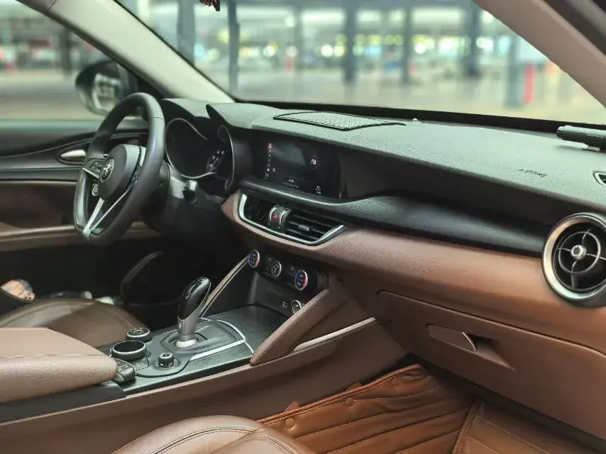 2017 ALFA ROMEO thumbnail 4