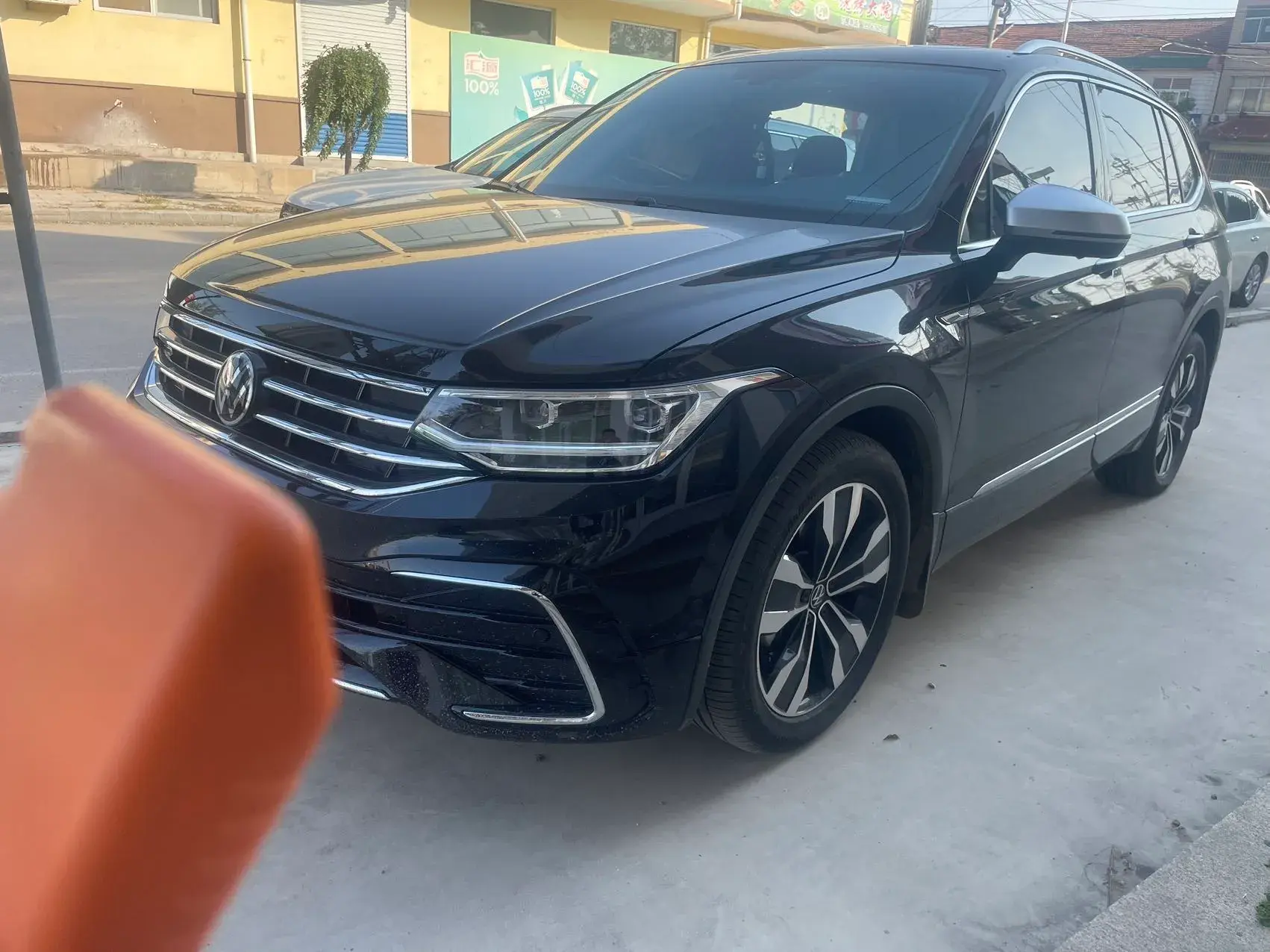 2024 VOLKSWAGEN TIGUAN view 1