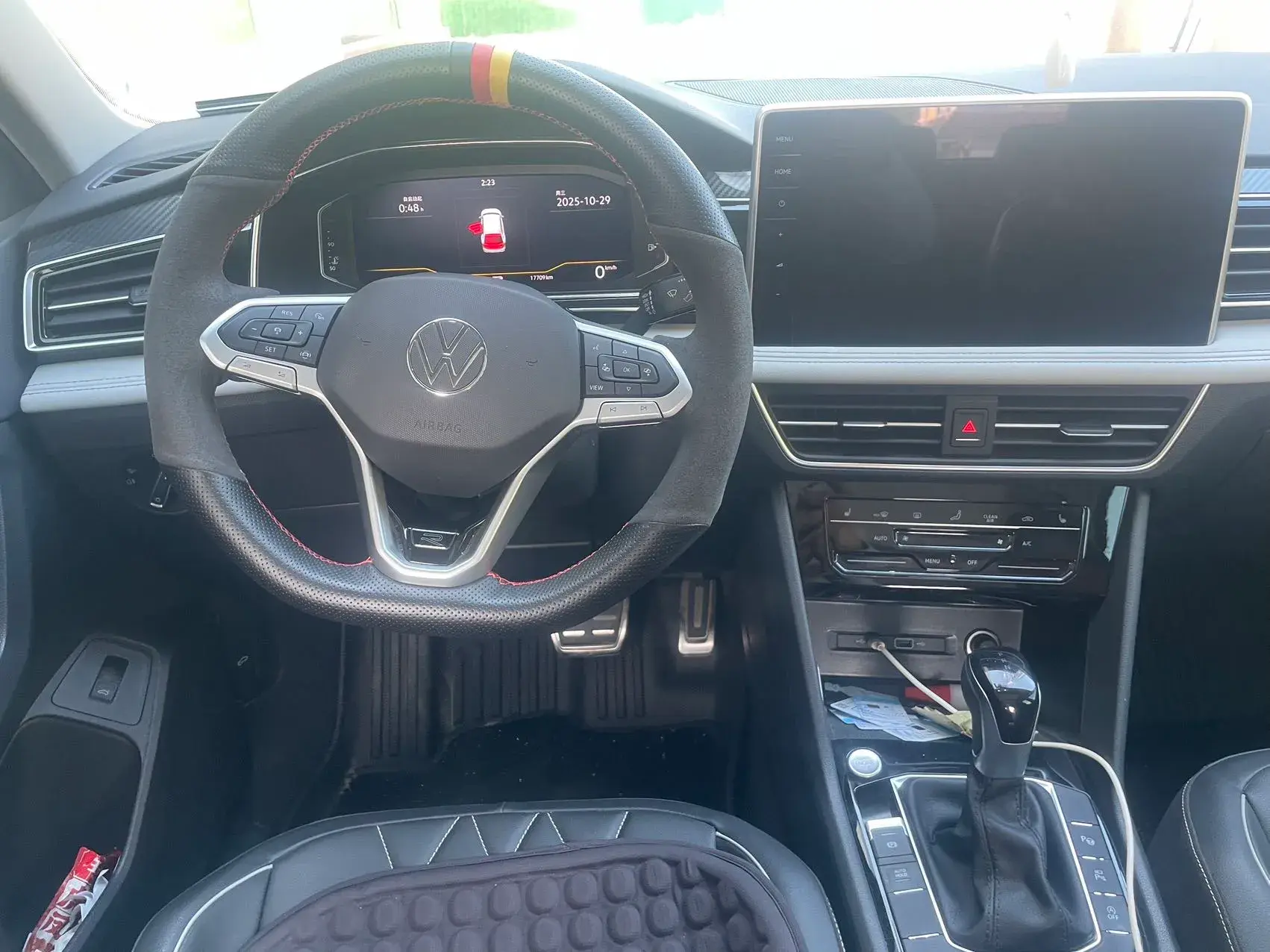 2024 VOLKSWAGEN TIGUAN thumbnail 4