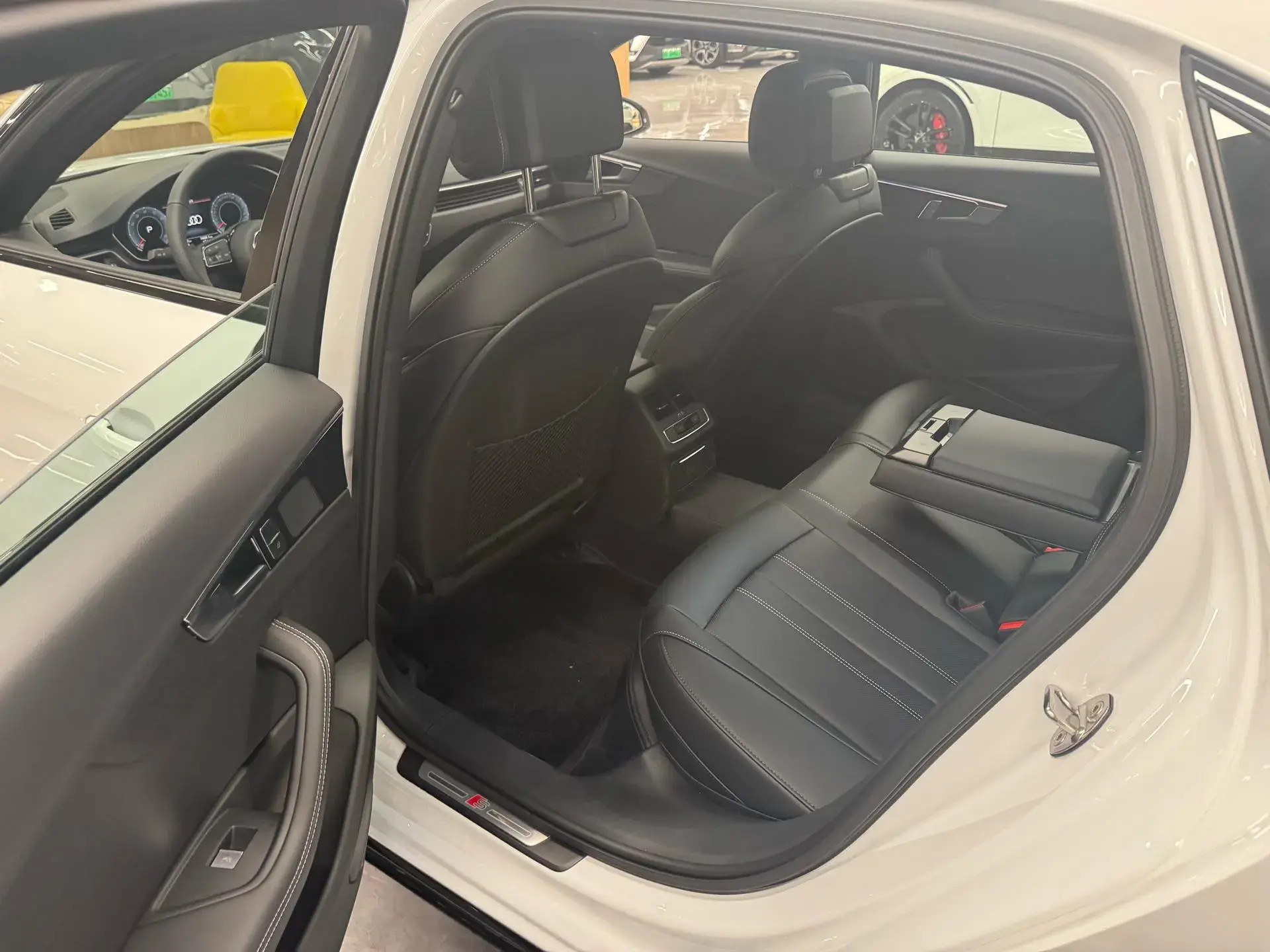 2024 AUDI A4L thumbnail 2