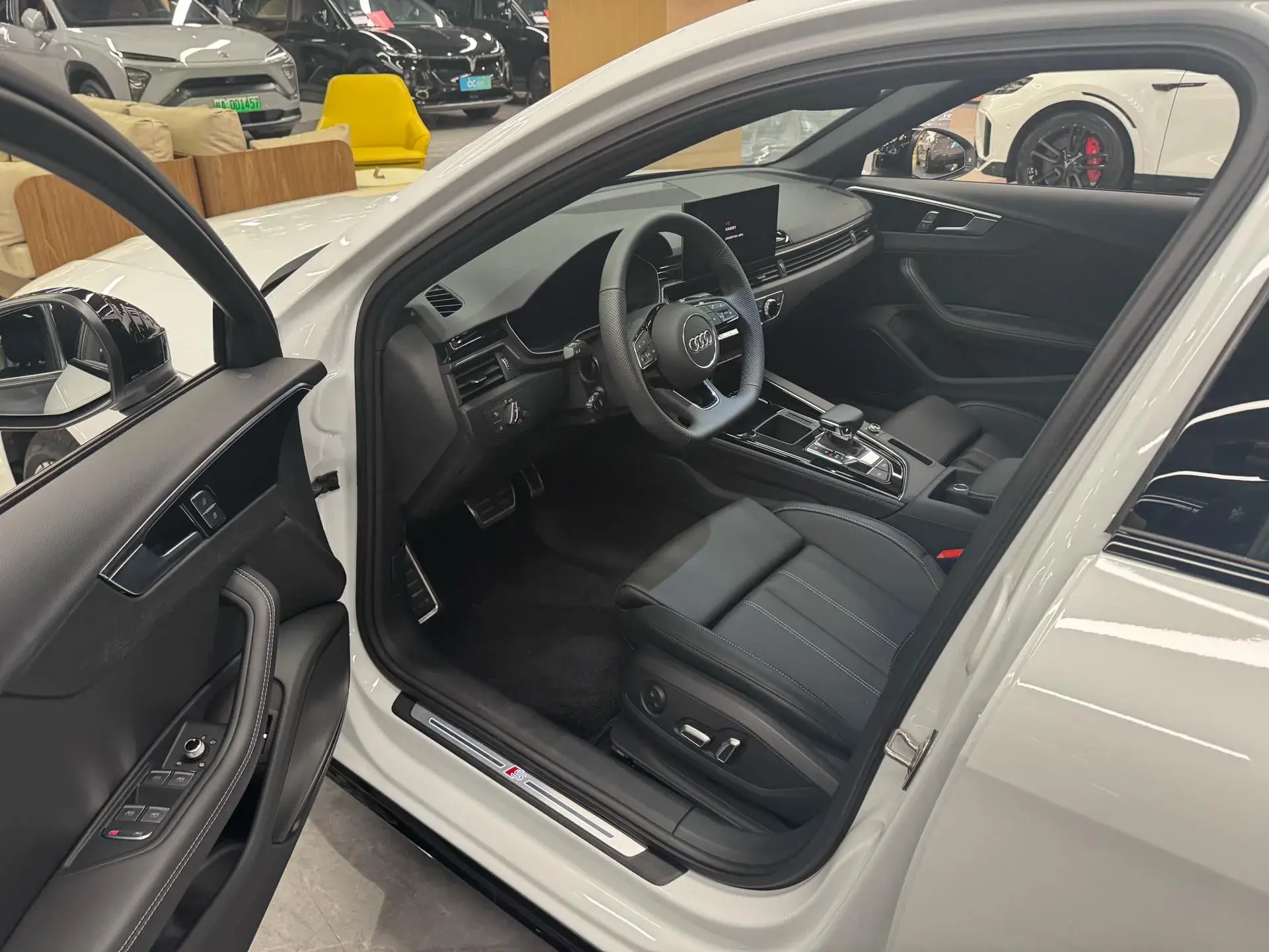 2024 AUDI A4L thumbnail 3