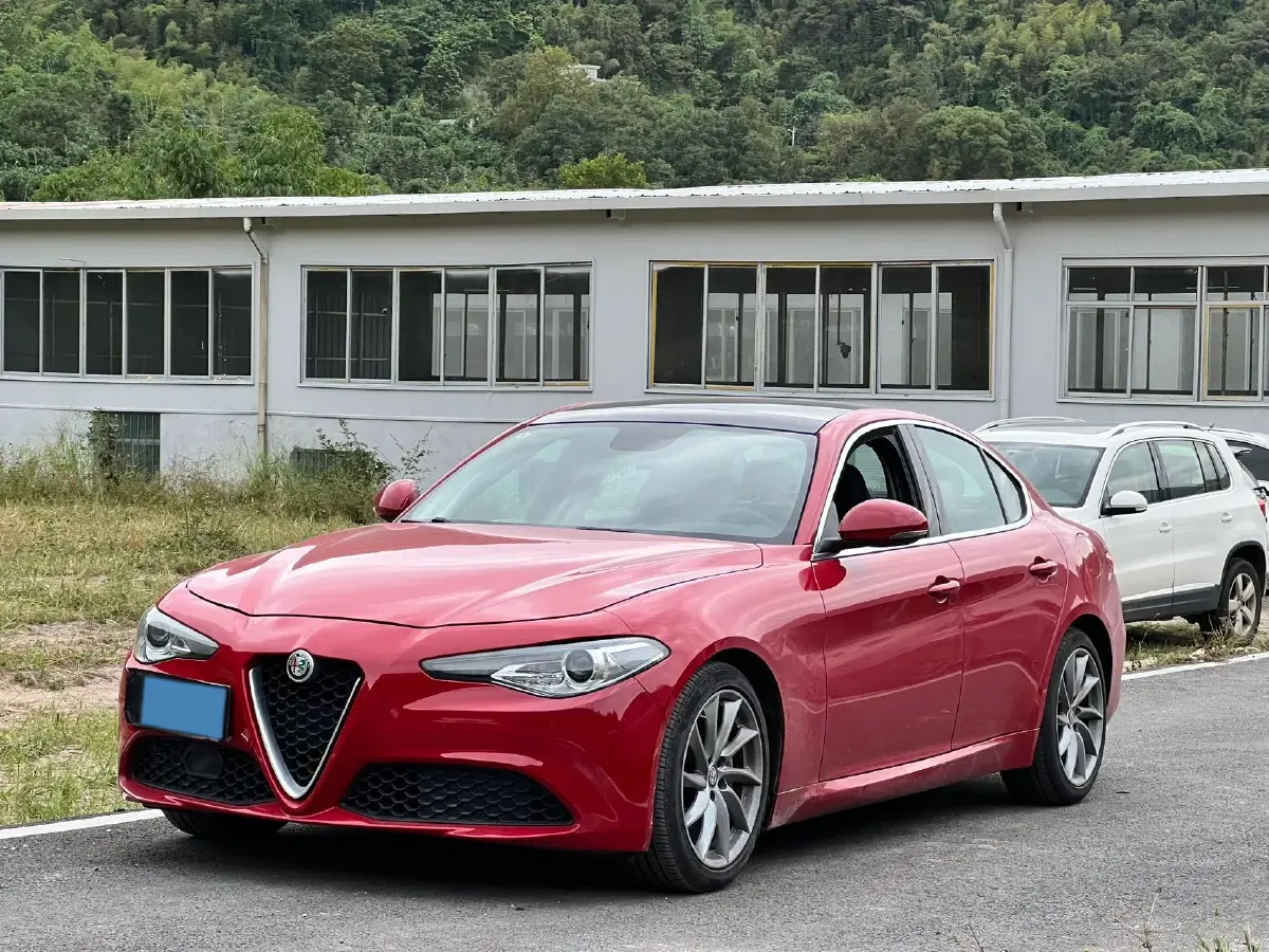 2017 Alfa Romeo Giulia 2.0T 200HP L4 8AT