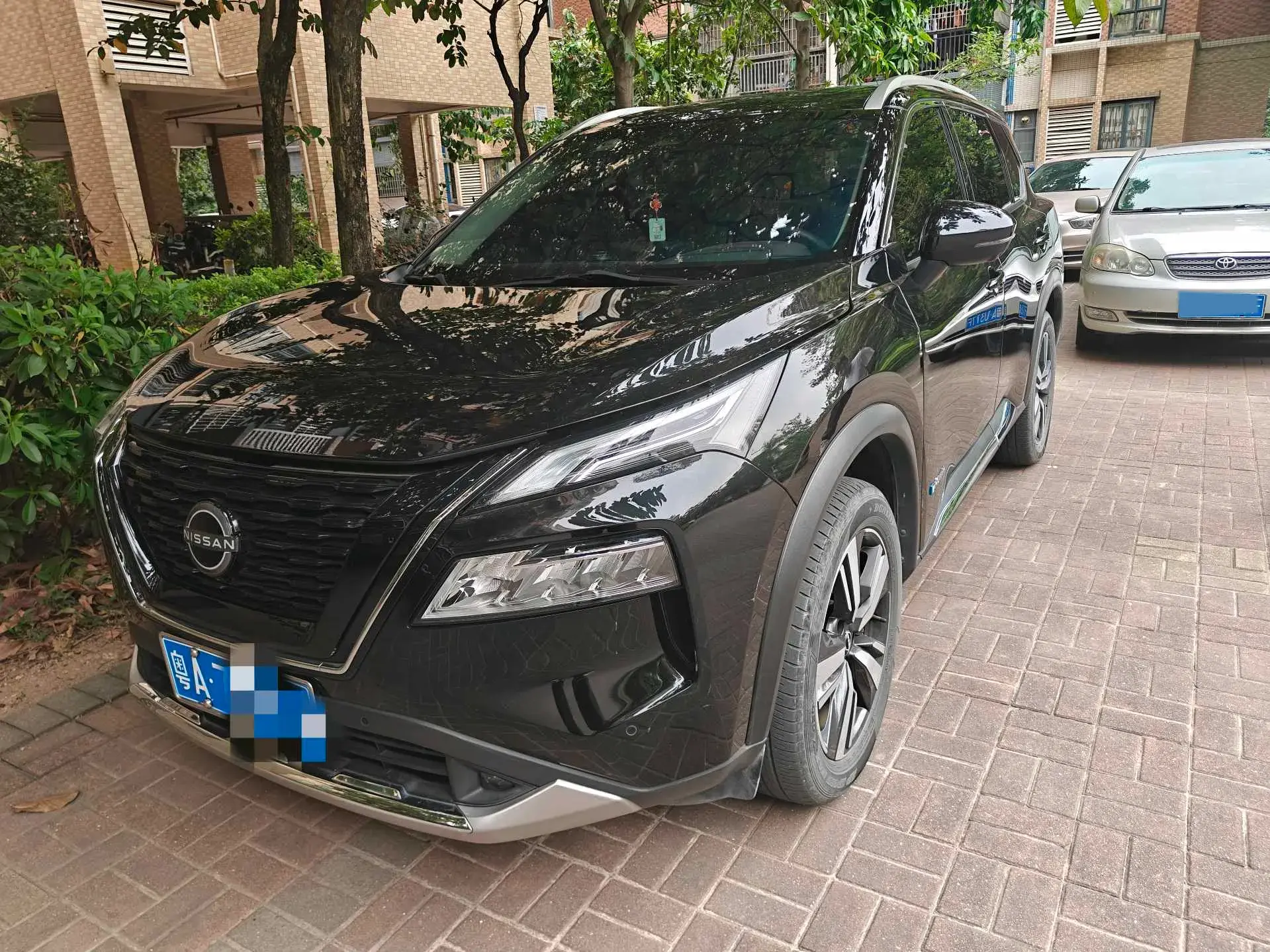 2023 NISSAN X-TRAIL view 1