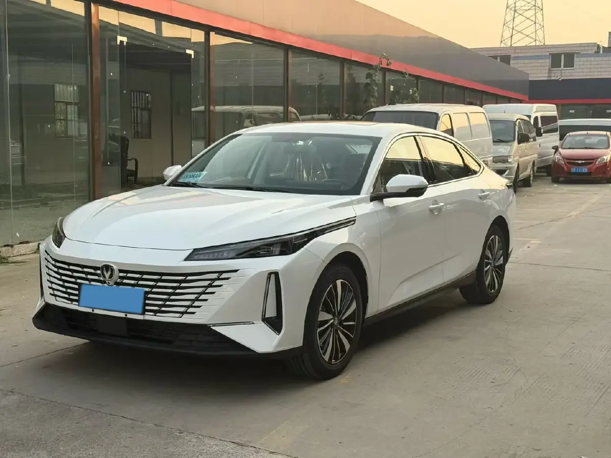 2025 ChangAn EadoPHEV 1.5L 98HP L4 E-CVT PHEV